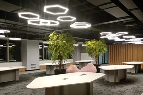 Teto com revestimento e iluminação em ambiente do acervo Jato Acústica